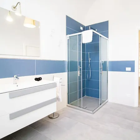 Les House - 2 By Tuscanywego Pisa